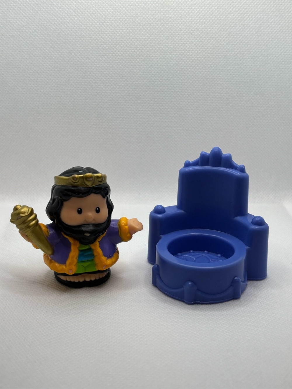 2/20$ 🐮 Fisher Price Little Peopme Lil’ Kingdom King Black Hair & Purple Throne